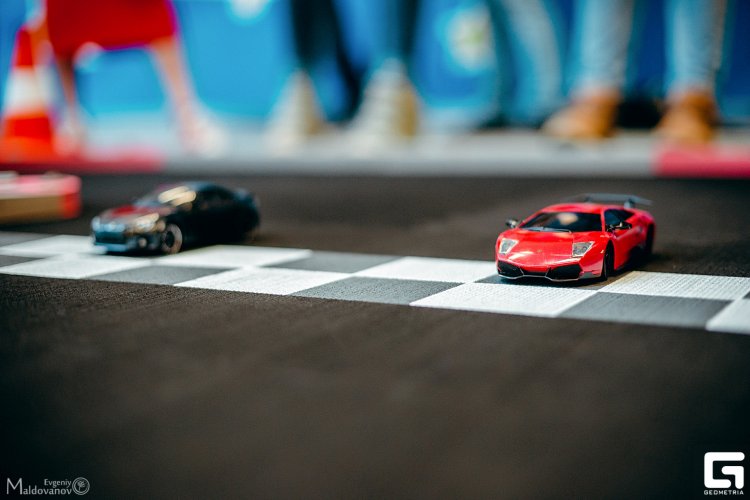 Первый чемпионат на радиоуправляемых машинках серии Mini–Z в ТРК Арена